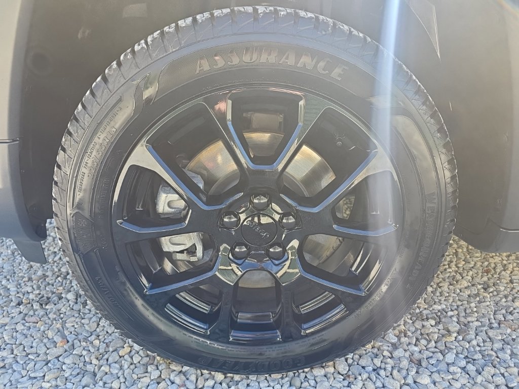 Used 2023 Jeep Compass Latitude w/ Sun and Sound Group AWD/4WD image 11