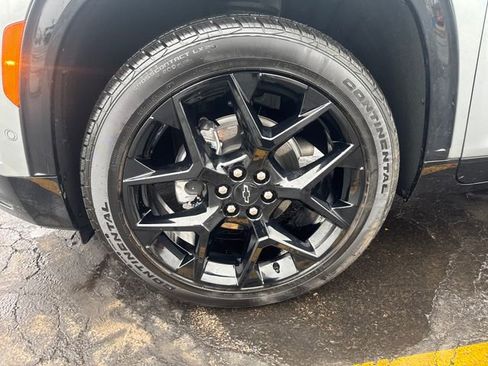 Used 2025 Chevrolet Traverse RS image 26
