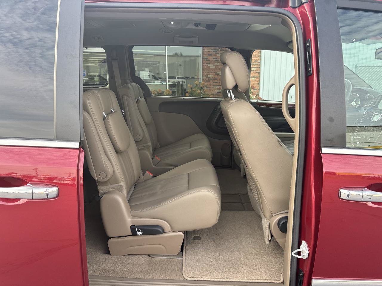 Used 2016 Chrysler Town & Country Touring w/ Driver Convenience Group FWD image 14