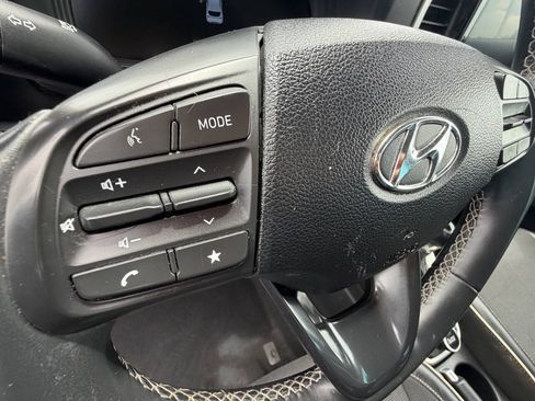 Used 2024 Hyundai Venue Limited FWD image 17