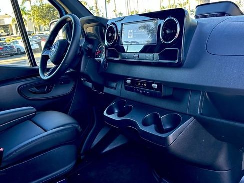 Used 2025 Mercedes-Benz Sprinter 2500 image 28