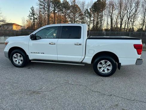 Used 2019 Nissan Titan SV image 7