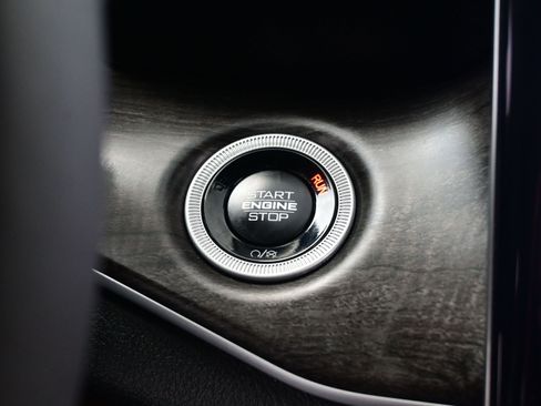 Used 2025 Jeep Grand Cherokee Limited w/ Black Appearance Package image 23