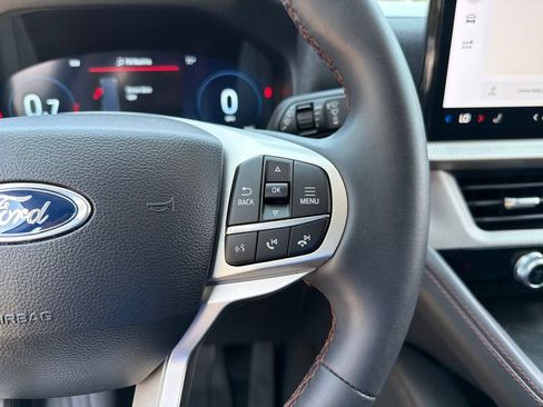Used 2025 Ford Explorer Active AWD/4WD image 17