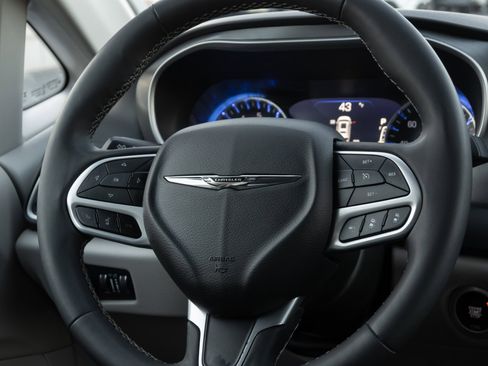 Used 2024 Chrysler Pacifica Touring-L image 28