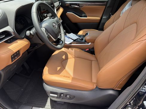 New 2026 Toyota Highlander Platinum AWD/4WD image 9