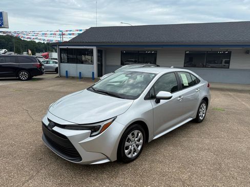Used 2024 Toyota Corolla LE FWD image 3