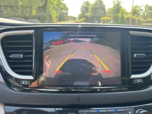 Used 2022 Chrysler Pacifica Touring-L FWD image 23