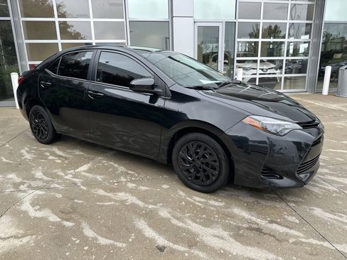 Used 2017 Toyota Corolla LE FWD image 2
