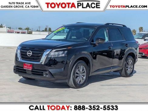 Used 2025 Nissan Pathfinder SV FWD image 1