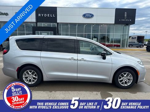 Certified 2024 Chrysler Pacifica Touring-L FWD image 2
