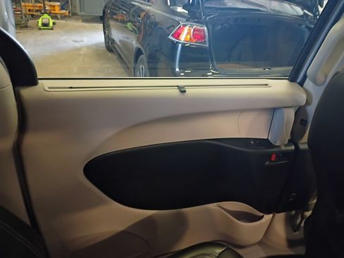Used 2023 Chrysler Pacifica Touring-L FWD image 35