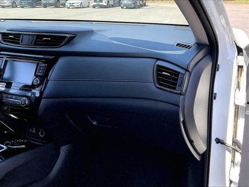 Used 2019 Nissan Rogue SV AWD/4WD image 12