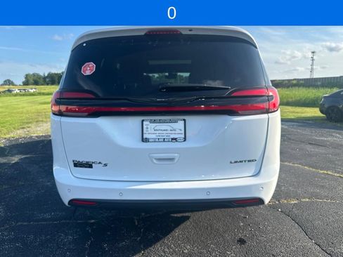 Used 2025 Chrysler Pacifica Limited FWD image 34