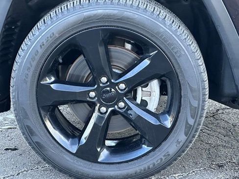 Used 2023 Jeep Grand Cherokee L Limited w/ Black Appearance Package image 9