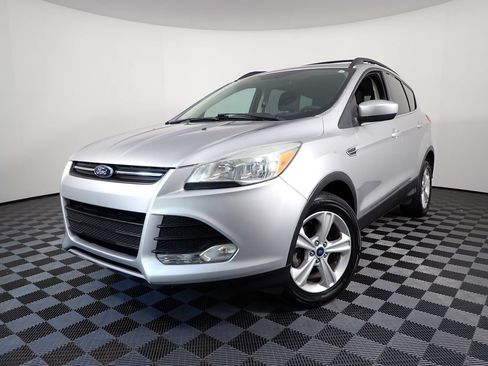 Used 2016 Ford Escape SE w/ Equipment Group 201A FWD image 2