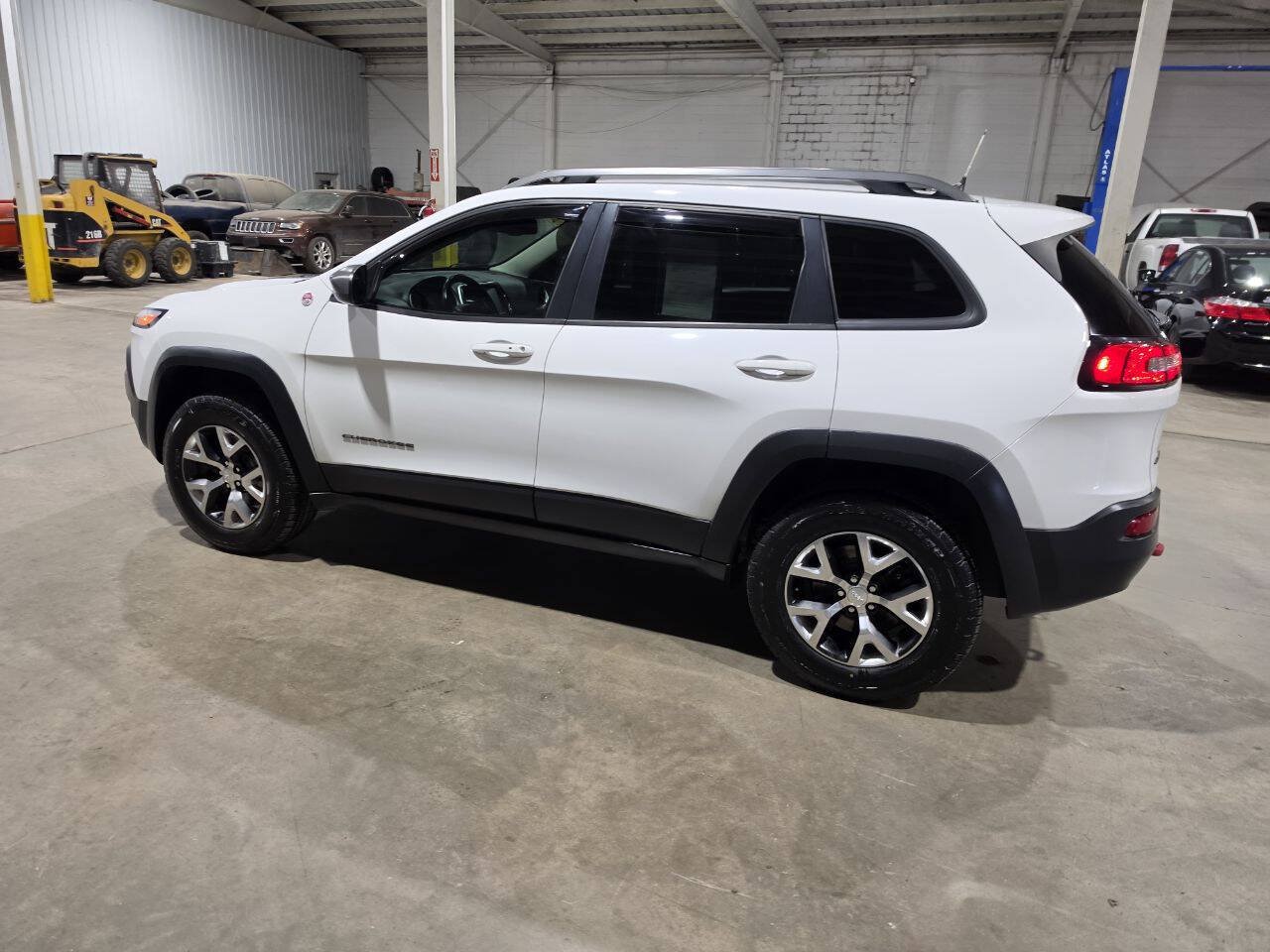 Used 2017 Jeep Cherokee Trailhawk w/ Comfort/Convenience Group AWD/4WD image 6
