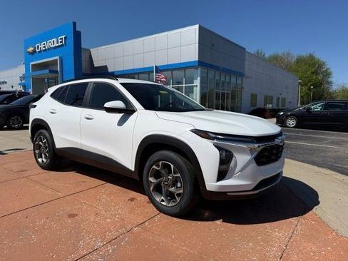 New 2026 Chevrolet Trax LT image 2