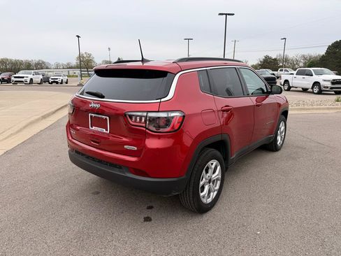 Used 2025 Jeep Compass Latitude AWD/4WD image 3