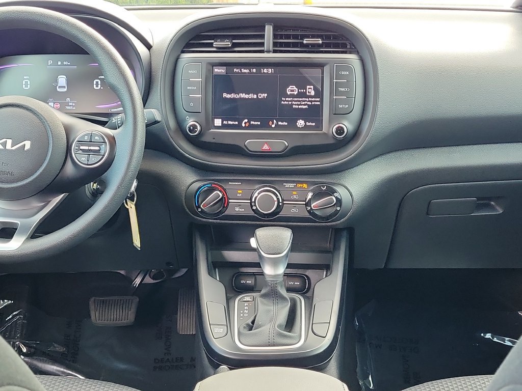 Used 2025 Kia Soul LX w/ LX Technology Package FWD image 15
