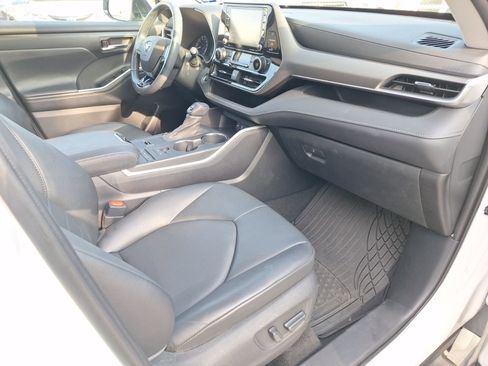 Used 2020 Toyota Highlander XLE image 33