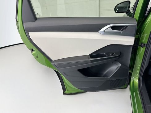 Used 2025 Volkswagen Taos SE w/ Panoramic Sunroof Package image 24