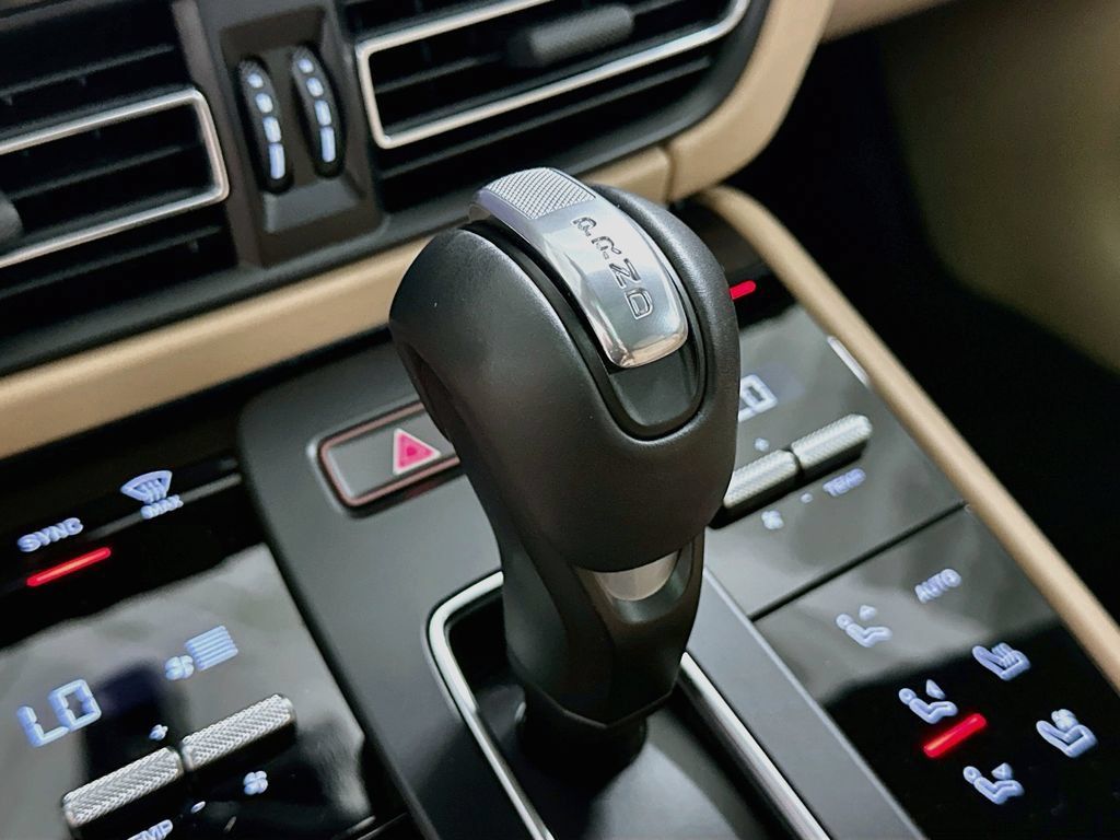 Certified 2025 Porsche Macan AWD/4WD image 18