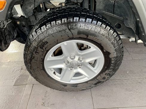 Used 2023 Jeep Gladiator Sport image 9