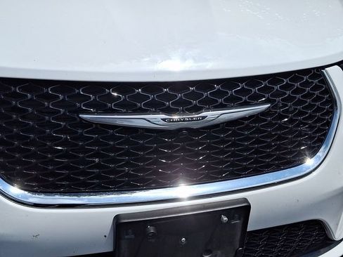 Used 2023 Chrysler Pacifica Touring-L FWD image 6