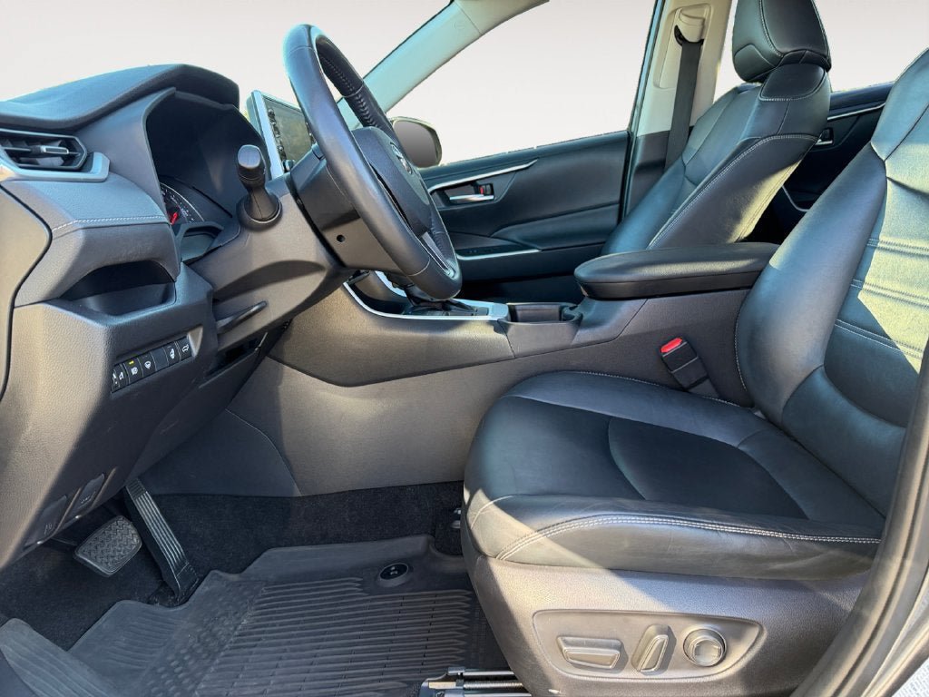 Used 2020 Toyota RAV4 XLE Premium AWD/4WD image 7