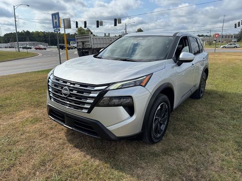 Used 2025 Nissan Rogue SV AWD/4WD image 5