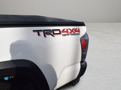 Used 2022 Toyota Tacoma TRD Off-Road AWD/4WD image 9