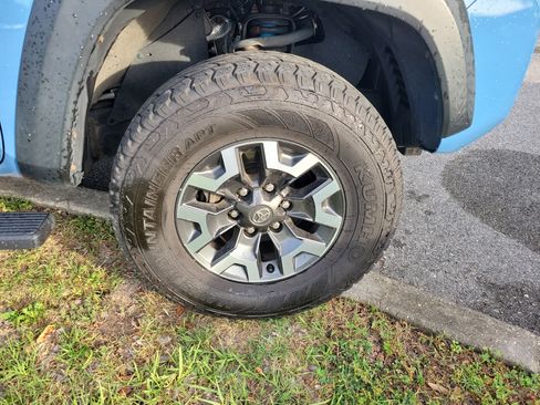 Used 2019 Toyota Tacoma TRD Off-Road w/ Technology Package image 9