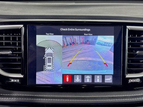 Used 2024 Chrysler Pacifica Touring-L FWD image 11