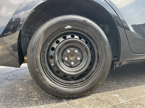 Used 2015 Toyota Corolla LE image 18