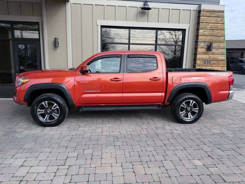 Used 2017 Toyota Tacoma TRD Off-Road w/ Tow Package (A/T) AWD/4WD image 3
