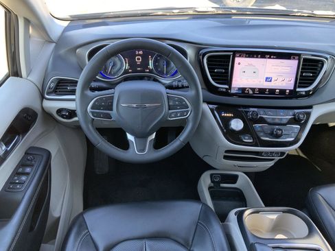 Used 2023 Chrysler Pacifica Touring-L image 28