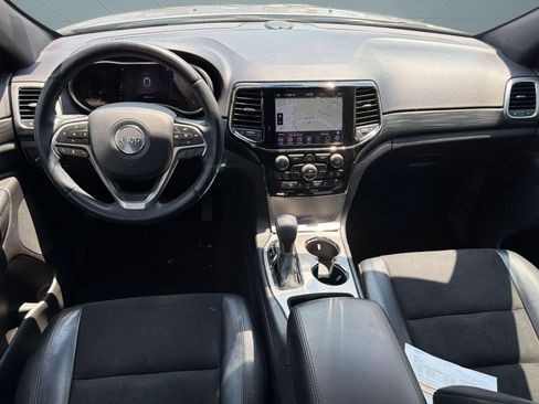 Used 2019 Jeep Grand Cherokee Laredo w/ Laredo X Package RWD image 16