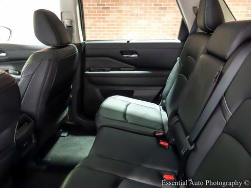 Used 2023 Nissan Pathfinder SL image 15