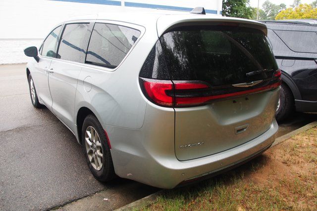 Used 2024 Chrysler Pacifica Touring-L FWD image 5
