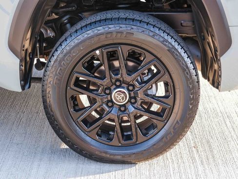 Used 2024 Toyota Tundra Limited AWD/4WD image 9