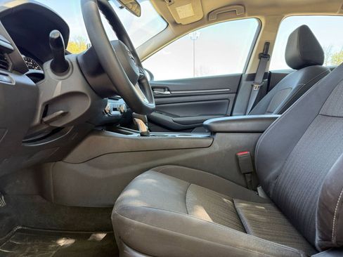 Used 2025 Nissan Altima 2.5 SV FWD image 27