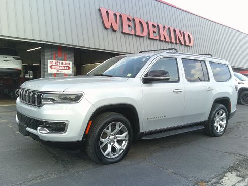 Used 2023 Jeep Wagoneer 4WD image 1