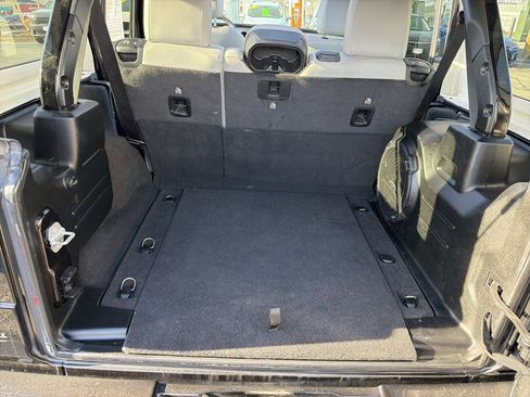 Used 2021 Jeep Wrangler Unlimited Sahara image 19