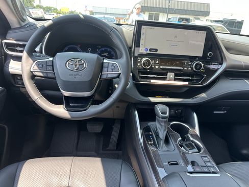 Used 2026 Toyota Highlander Limited AWD/4WD image 11