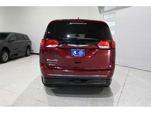 Used 2018 Chrysler Pacifica Touring-L FWD image 7