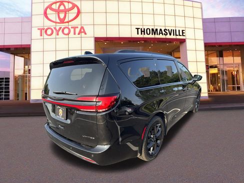 Used 2025 Chrysler Pacifica Limited FWD image 5
