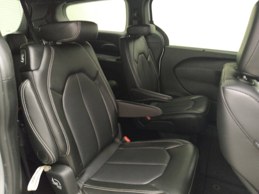 Used 2025 Chrysler Pacifica Select FWD image 19