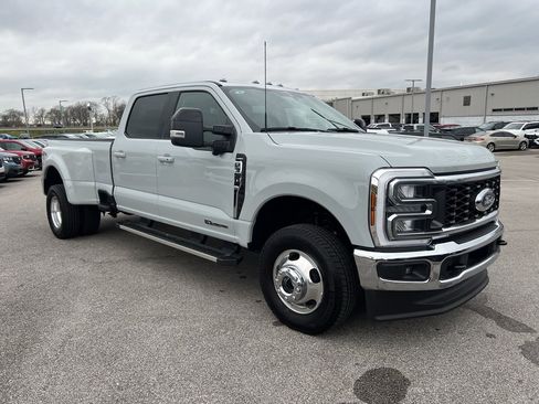 Used 2025 Ford F350 Lariat image 3