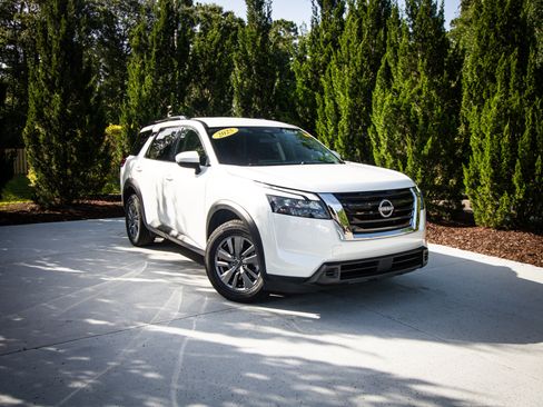 Used 2025 Nissan Pathfinder SV AWD/4WD image 2